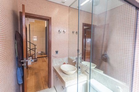 Casa à venda com 192m², 5 quartos e 3 vagas Casa à venda com 192m², 5 quartos e 3 vagasBanheiro Social 1