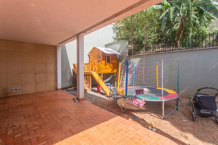 Casa à venda com 192m², 5 quartos e 3 vagas Casa à venda com 192m², 5 quartos e 3 vagasQuintal