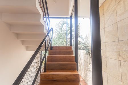 Casa à venda com 192m², 5 quartos e 3 vagas Casa à venda com 192m², 5 quartos e 3 vagasEscada de Acesso ao 2° Pavimento