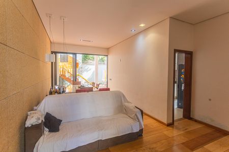 Casa à venda com 192m², 5 quartos e 3 vagas Casa à venda com 192m², 5 quartos e 3 vagasSala