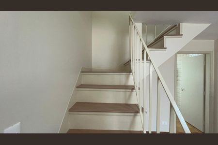 Casa à venda com 110m², 2 quartos e 2 vagasEscada