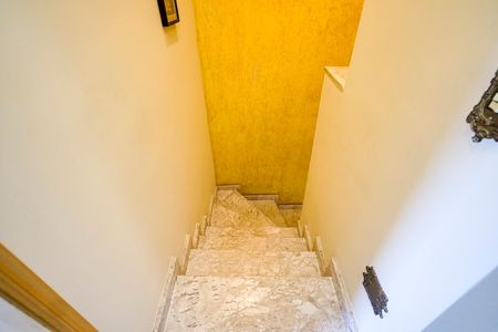 Casa de condomínio à venda com 115m², 2 quartos e 2 vagasEscada