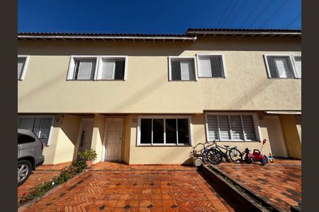 Casa de condomínio para alugar com 133m², 3 quartos e 2 vagas Casa de condomínio para alugar com 133m², 3 quartos e 2 vagasFachada