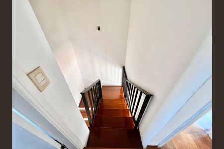 Casa de condomínio para alugar com 133m², 3 quartos e 2 vagas Casa de condomínio para alugar com 133m², 3 quartos e 2 vagasEscada