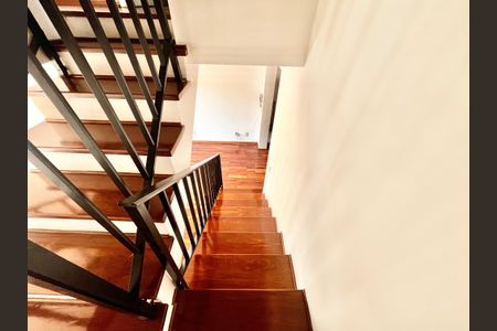 Casa de condomínio para alugar com 133m², 3 quartos e 2 vagas Casa de condomínio para alugar com 133m², 3 quartos e 2 vagasEscada