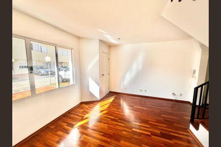 Casa de condomínio para alugar com 133m², 3 quartos e 2 vagas Casa de condomínio para alugar com 133m², 3 quartos e 2 vagasSala