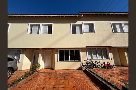 Casa de condomínio para alugar com 133m², 3 quartos e 2 vagas Casa de condomínio para alugar com 133m², 3 quartos e 2 vagasFachada