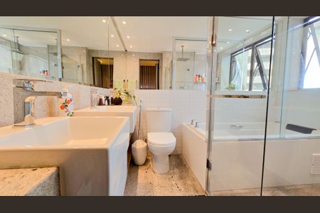 Apartamento à venda com 186m², 4 quartos e 4 vagasBanheiro Suite Master