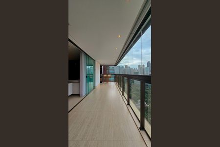 Apartamento à venda com 186m², 4 quartos e 4 vagasVaranda