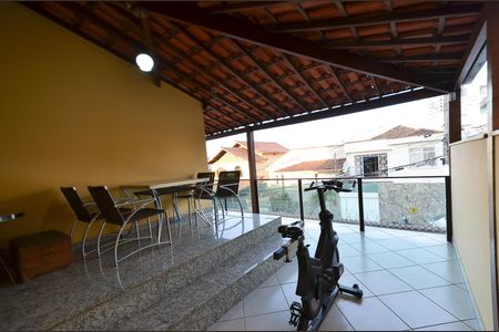 Casa à venda com 550m², 3 quartos e 3 vagas Casa à venda com 550m², 3 quartos e 3 vagasVaranda