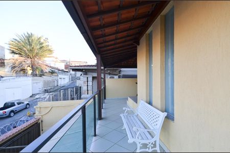 Casa à venda com 550m², 3 quartos e 3 vagas Casa à venda com 550m², 3 quartos e 3 vagasVaranda