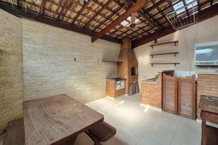 Casa de condomínio à venda com 111m², 3 quartos e 2 vagasÁrea de Serviço + gourmet