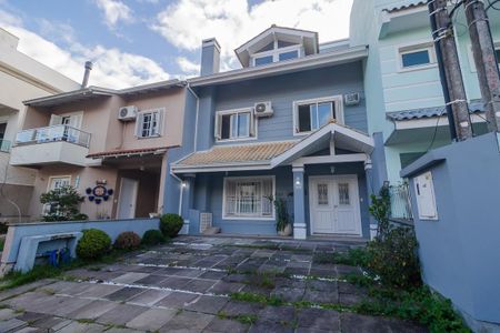 Casa à venda com 140m², 3 quartos e 2 vagas Casa à venda com 140m², 3 quartos e 2 vagasFachada