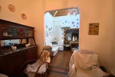 Casa à venda com 200m², 4 quartos e 2 vagas Casa à venda com 200m², 4 quartos e 2 vagasSala