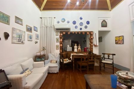 Casa à venda com 200m², 4 quartos e 2 vagas Casa à venda com 200m², 4 quartos e 2 vagasSala