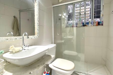 Casa à venda com 200m², 4 quartos e 2 vagas Casa à venda com 200m², 4 quartos e 2 vagasBanheiro social