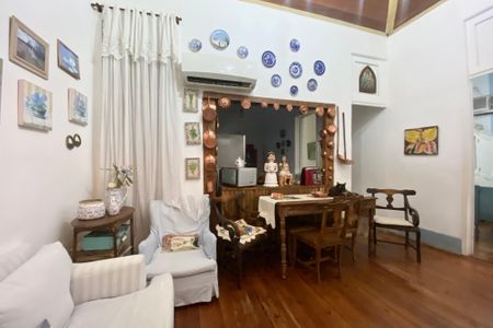 Casa à venda com 200m², 4 quartos e 2 vagas Casa à venda com 200m², 4 quartos e 2 vagasSala