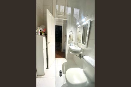 Casa à venda com 200m², 4 quartos e 2 vagas Casa à venda com 200m², 4 quartos e 2 vagasBanheiro social