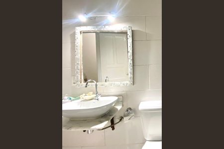 Casa à venda com 200m², 4 quartos e 2 vagas Casa à venda com 200m², 4 quartos e 2 vagasBanheiro social