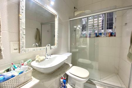 Casa à venda com 200m², 4 quartos e 2 vagas Casa à venda com 200m², 4 quartos e 2 vagasBanheiro social