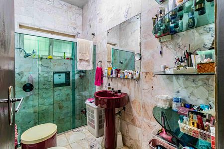 Casa à venda com 1200m², 4 quartos e 5 vagasSuíte- Banheiro