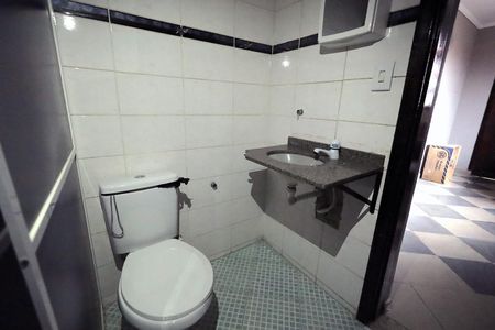 Casa para alugar com 350m², 3 quartos e 8 vagasBanheiro de Serviço