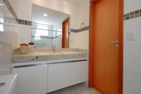 Apartamento à venda com 165m², 4 quartos e 3 vagasBanheiro da Suíte 1