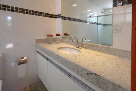 Apartamento à venda com 165m², 4 quartos e 3 vagasBanheiro da Suíte 1