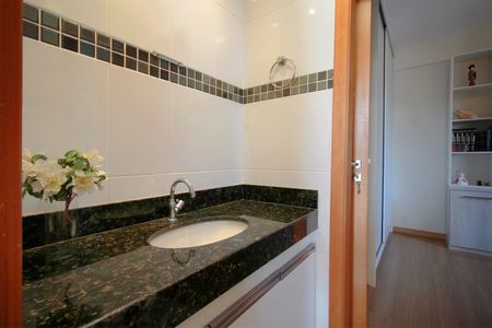 Apartamento à venda com 165m², 4 quartos e 3 vagasBanheiro das Semi Suítes