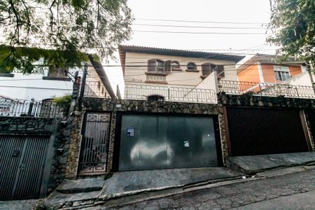 Casa à venda com 179m², 3 quartos e 2 vagas Casa à venda com 179m², 3 quartos e 2 vagasFachada e Garagem