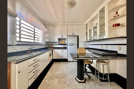 Casa à venda com 402m², 5 quartos e 5 vagas Casa à venda com 402m², 5 quartos e 5 vagasCozinha