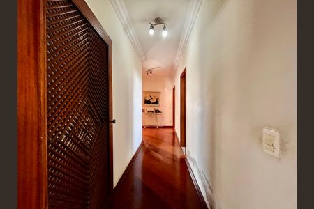 Casa à venda com 402m², 5 quartos e 5 vagas Casa à venda com 402m², 5 quartos e 5 vagasCorredor