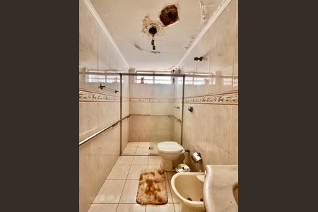 Casa à venda com 402m², 5 quartos e 5 vagas Casa à venda com 402m², 5 quartos e 5 vagasBanheiro