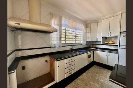 Casa à venda com 402m², 5 quartos e 5 vagas Casa à venda com 402m², 5 quartos e 5 vagasCozinha
