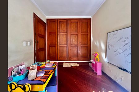 Casa à venda com 402m², 5 quartos e 5 vagas Casa à venda com 402m², 5 quartos e 5 vagasQuarto 2