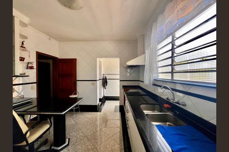 Casa à venda com 402m², 5 quartos e 5 vagas Casa à venda com 402m², 5 quartos e 5 vagasCozinha