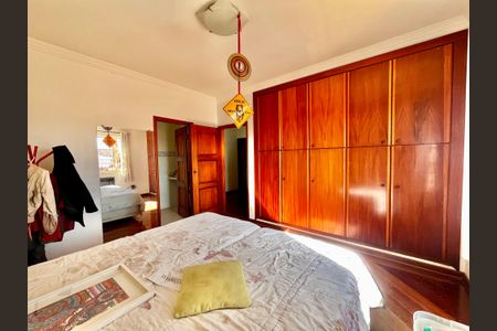 Casa à venda com 402m², 5 quartos e 5 vagas Casa à venda com 402m², 5 quartos e 5 vagasSuíte 2