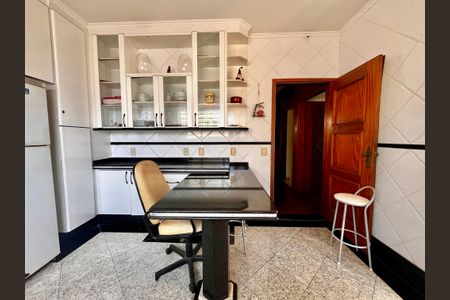 Casa à venda com 402m², 5 quartos e 5 vagas Casa à venda com 402m², 5 quartos e 5 vagasCozinha