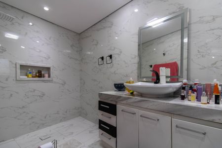 Casa à venda com 380m², 5 quartos e 3 vagasBanheiro da Suíte 1