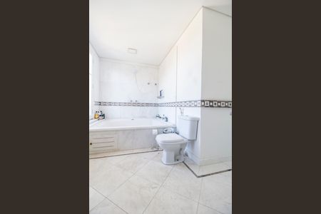 Casa de condomínio à venda com 1480m², 4 quartos e 9 vagasBanheiro da Suíte master