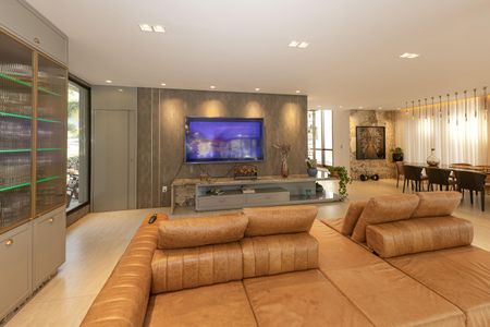 Casa à venda com 600m², 4 quartos e 4 vagas Casa à venda com 600m², 4 quartos e 4 vagasSala de TV