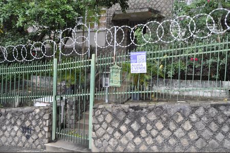 Apartamento à venda com 75m², 2 quartos e 2 vagasFachada + Placa