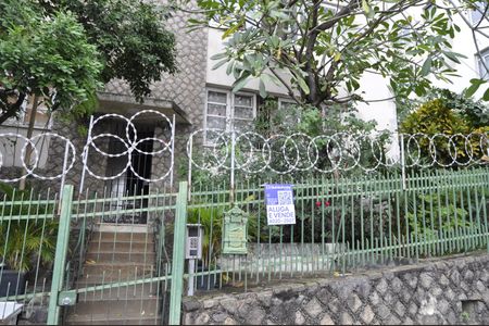 Apartamento à venda com 75m², 2 quartos e 2 vagasFachada + Placa