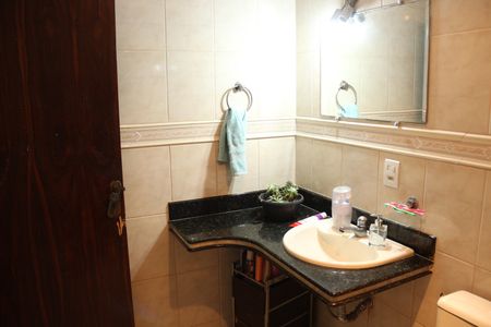 Casa à venda com 130m², 3 quartos e 2 vagasBanheiro