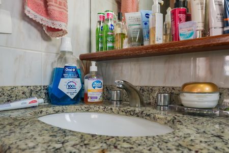 Apartamento à venda com 77m², 2 quartos e 2 vagasBanheiro da Suíte