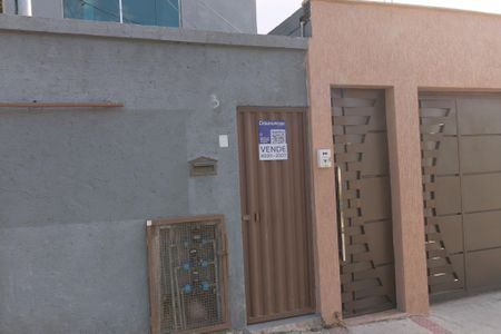 Casa à venda com 200m², 5 quartos e sem vaga Casa à venda com 200m², 5 quartos e sem vagaFachada