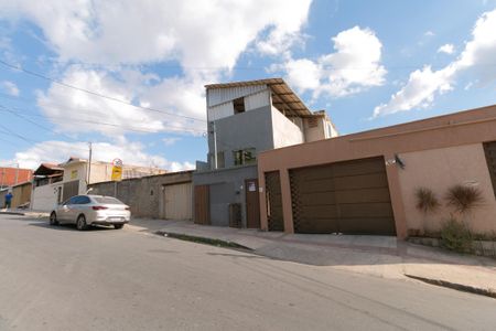 Casa à venda com 200m², 5 quartos e sem vaga Casa à venda com 200m², 5 quartos e sem vagaFachada