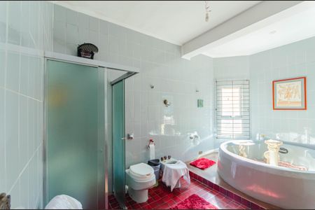 Casa à venda com 600m², 5 quartos e 6 vagas Casa à venda com 600m², 5 quartos e 6 vagasBanheiro da Suíte 1