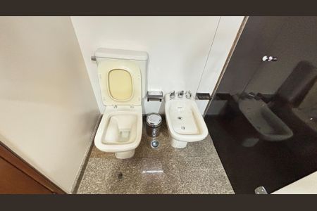 Apartamento à venda com 298m², 3 quartos e 3 vagasBanheiro da Suíte 2