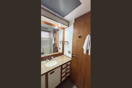 Apartamento à venda com 298m², 3 quartos e 3 vagasBanheiro da Suíte 2